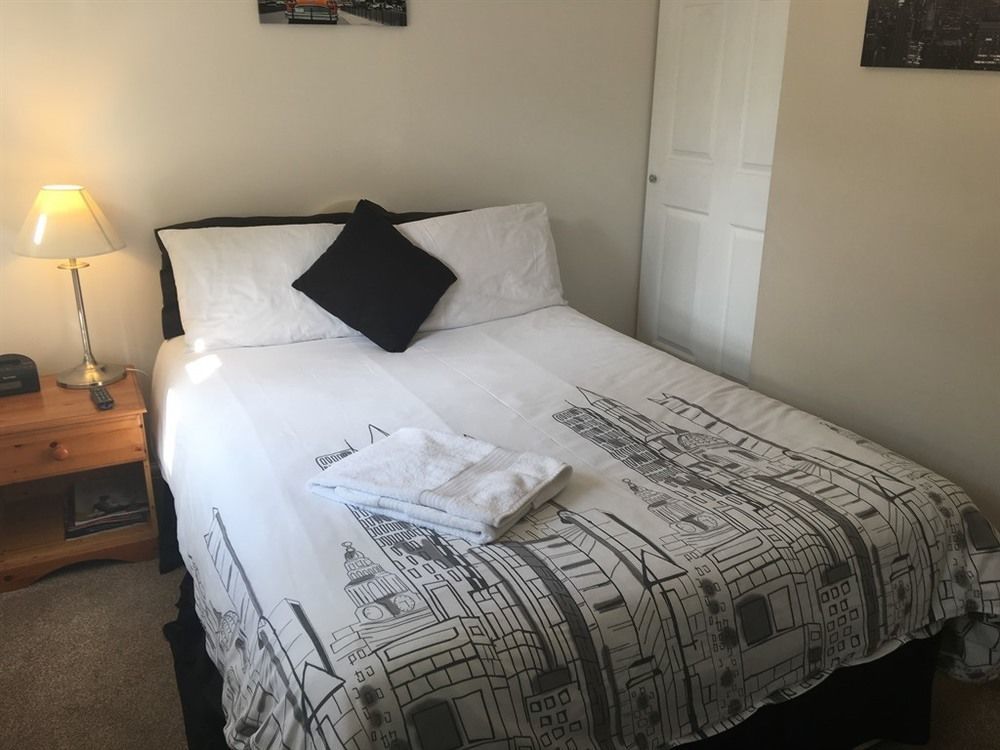 Sleepneat Bed and Breakfast Άσκοτ Εξωτερικό φωτογραφία
